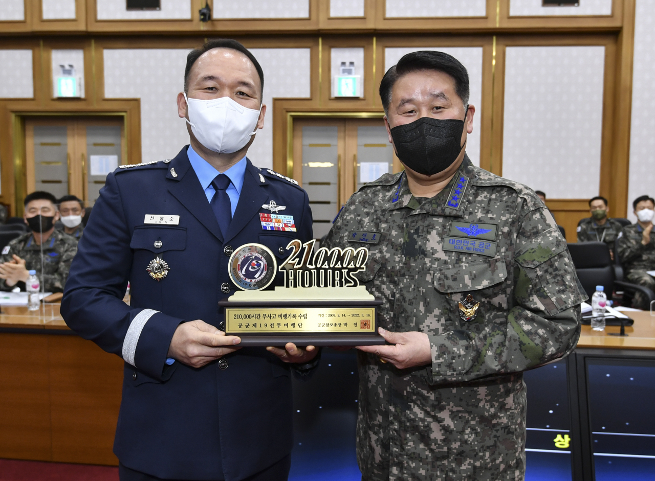 28일 공군본부에서 거행된 '19전비, 21만 시간 무사고 비행기록 수립' 시상식에서 박인호 공군참모총장(오른쪽)이 제19전투비행단 감찰안전실장 신홍순 대령에게 기념패를 수여하고 있다. 19전비는 대한민국 공군의 주력 전투기인 (K)F-16을 운용하며, 전투비행단 중 최초·최장시간인 21만 시간 무사고 비행기록을 달성했다. [공군]