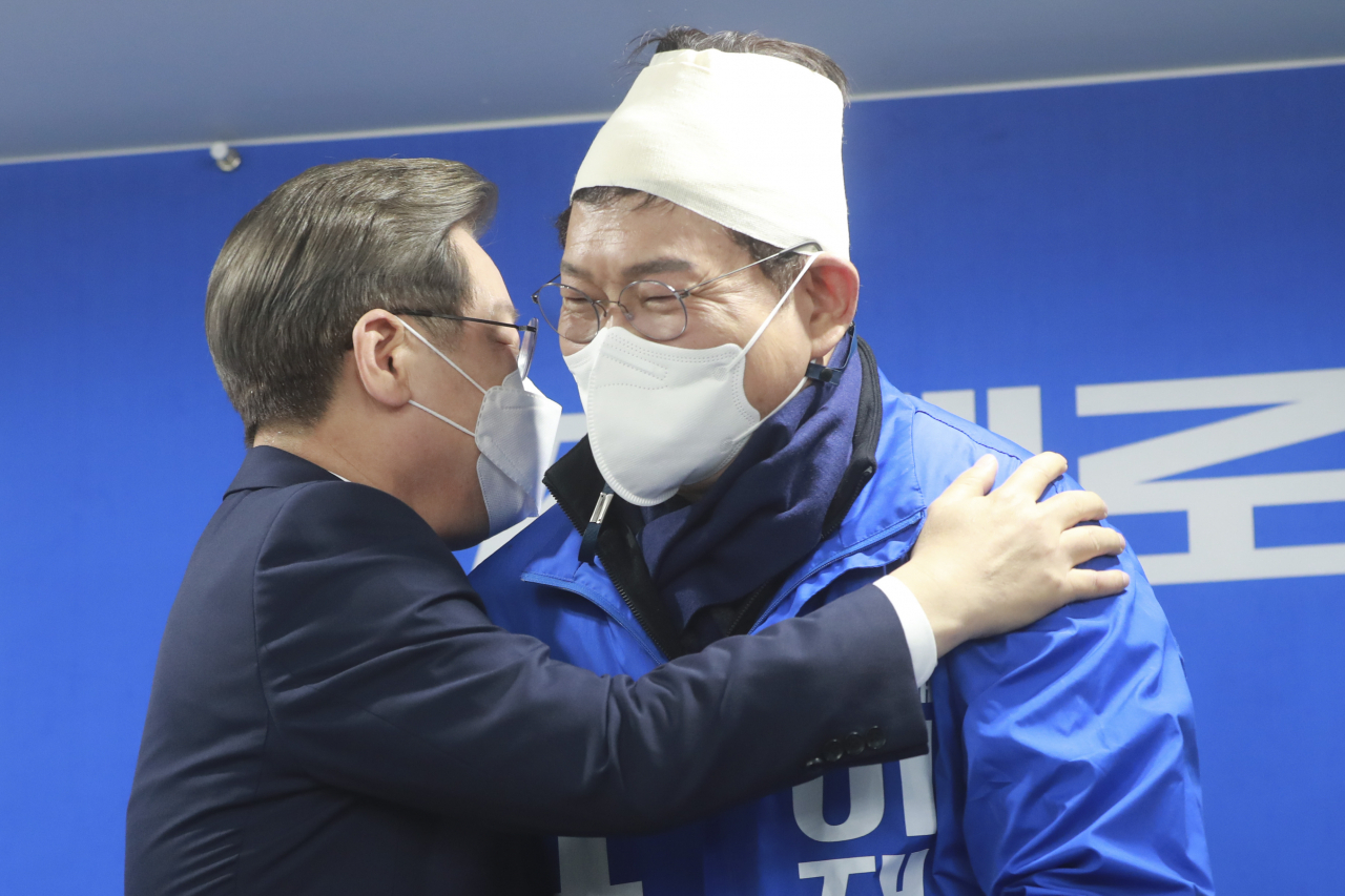 송영길 전 더불어민주당 대표(오른쪽)가 대통령 선거 전날인 지난 3월 8일 이재명 민주당 대선 후보와 포옹하고 있다. [연합]