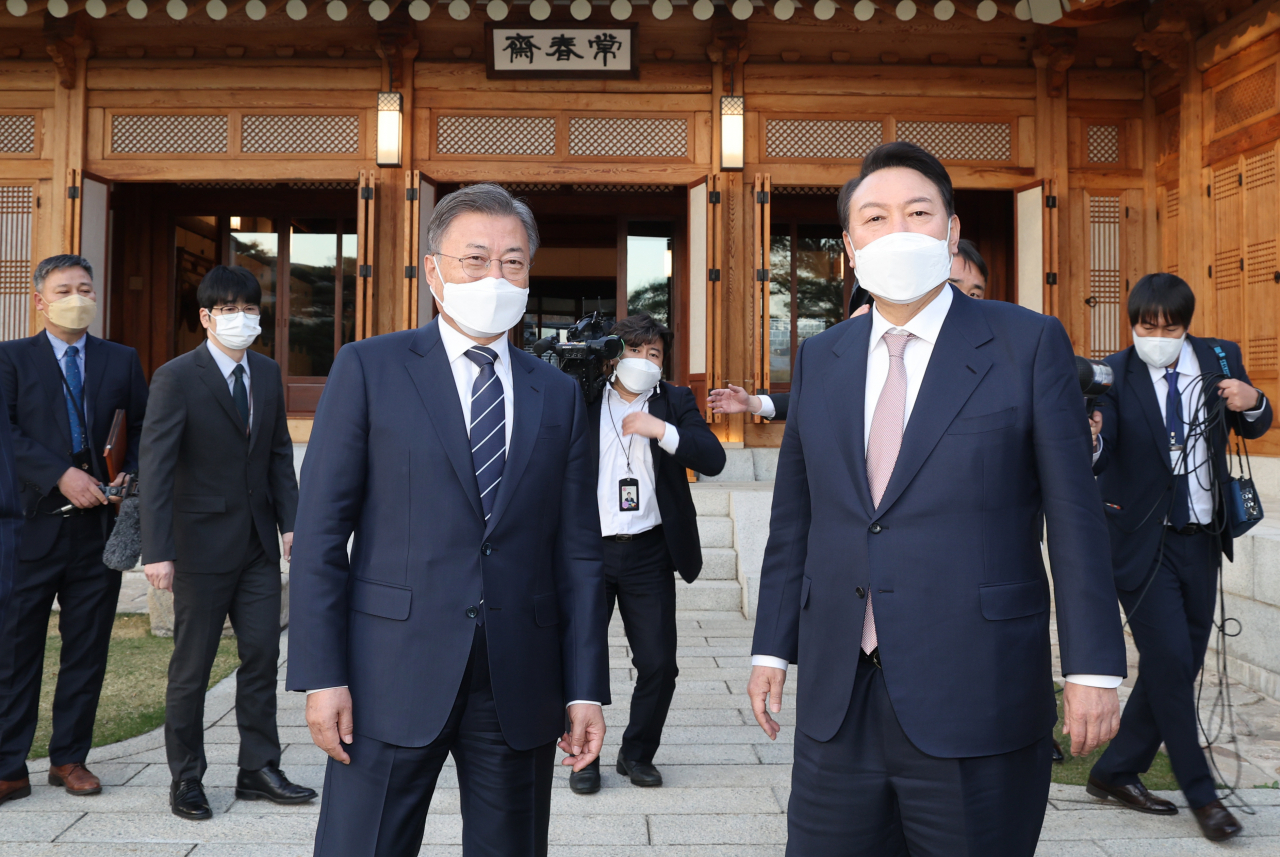 문재인 대통령과 윤석열 대통령 당선인이 28일 오후 만찬 회동을 위해 청와대 상춘재로 향하며 대화하고 있다. [연합]