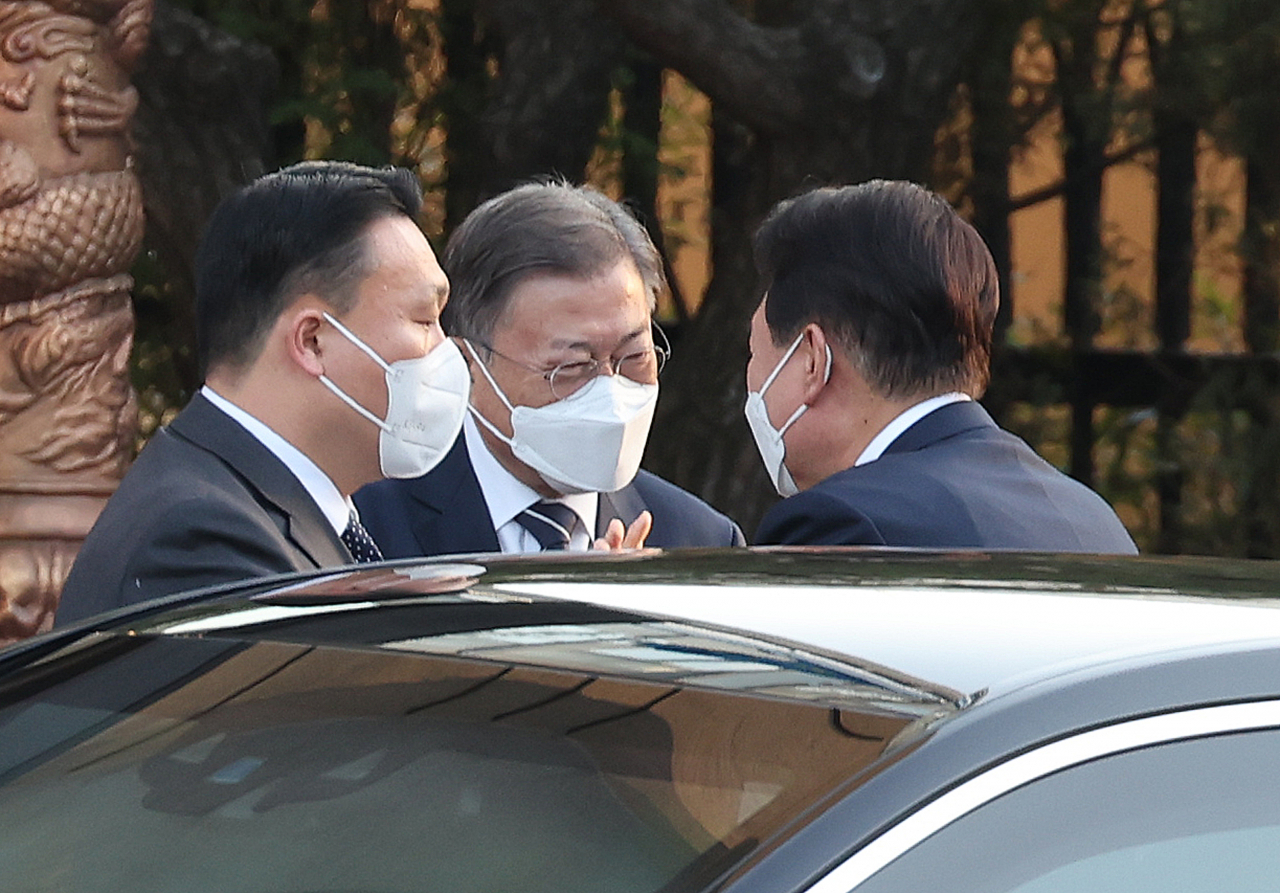 문재인 대통령이 28일 오후 청와대 상춘재에서 열린 만찬 회동에 참석하기 도착한 윤석열 대통령 당선인을 영접하고 있다. [연합]