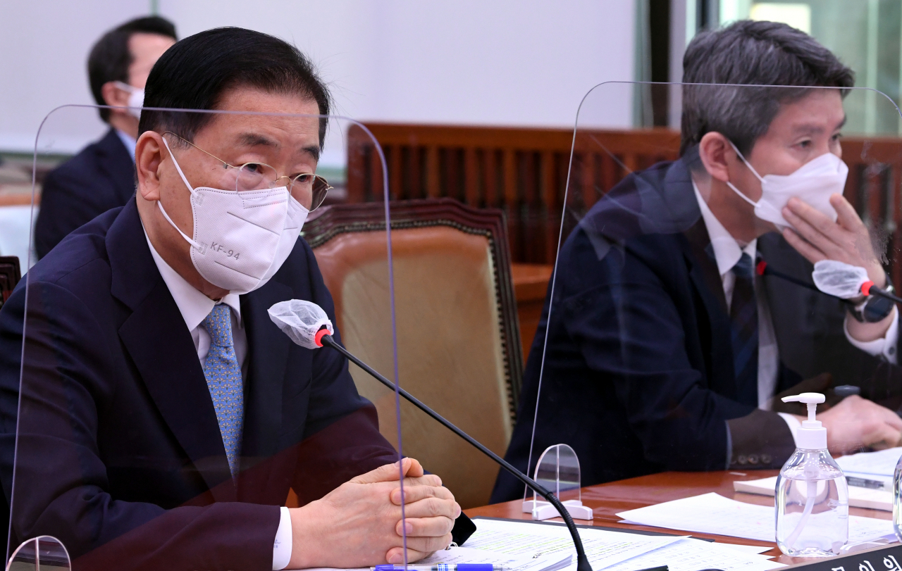 정의용 외교부 장관이 28일 국회에서 열린 외교통일위원회 전체회의에서 의원들의 질의에 답변하고 있다. [연합뉴스]