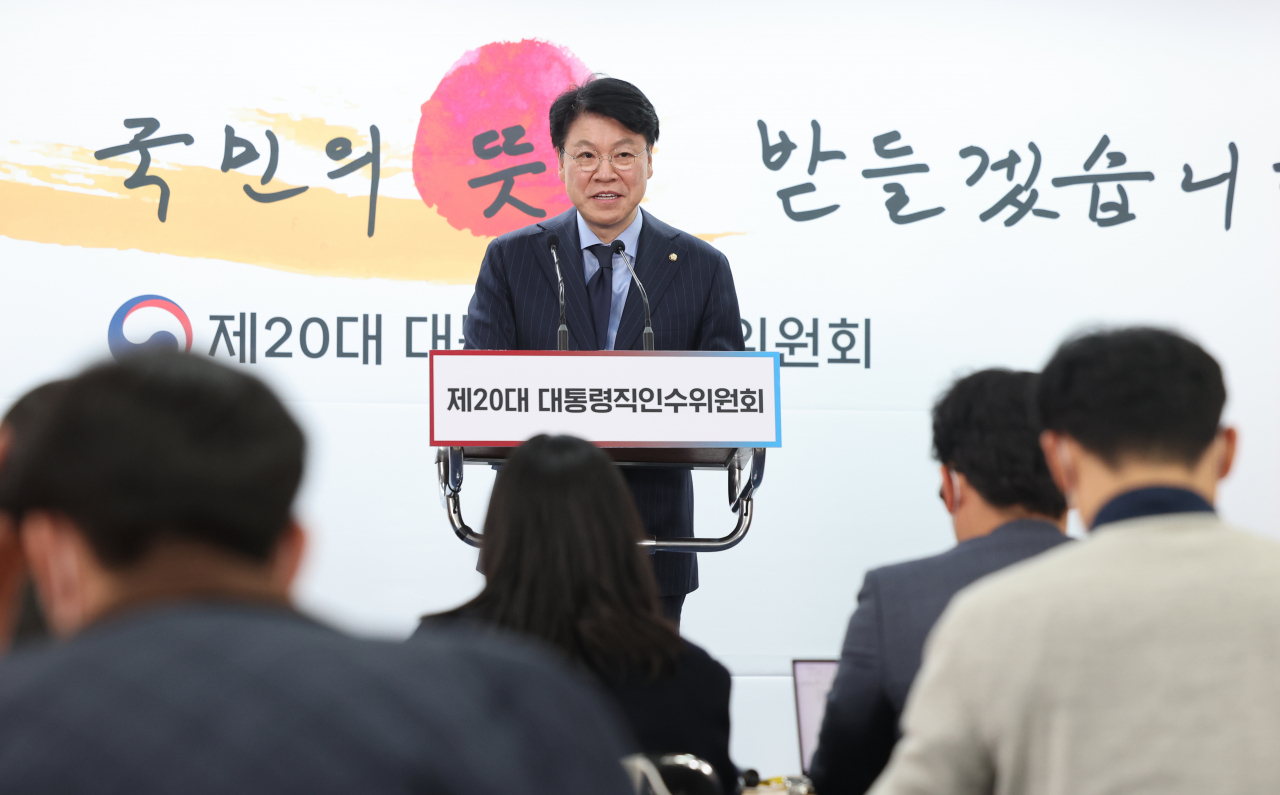 장제원 당선인 비서실장이 28일 오후 서울 통의동 인수위 공동기자회견장에서 문재인 대통령과 윤석열 대통령 당선인 만찬 회동 결과를 브리핑하고 있다. [연합]