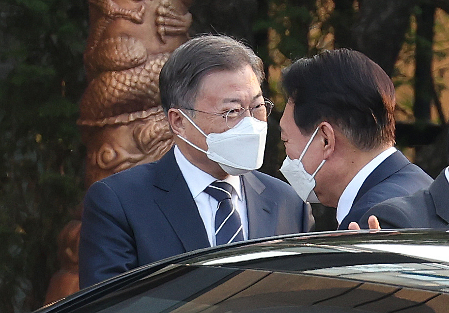 문재인 대통령이 28일 오후 청와대 상춘재에서 열린 만찬 회동에 참석하기 도착한 윤석열 대통령 당선인을 영접하고 있다. [연합]