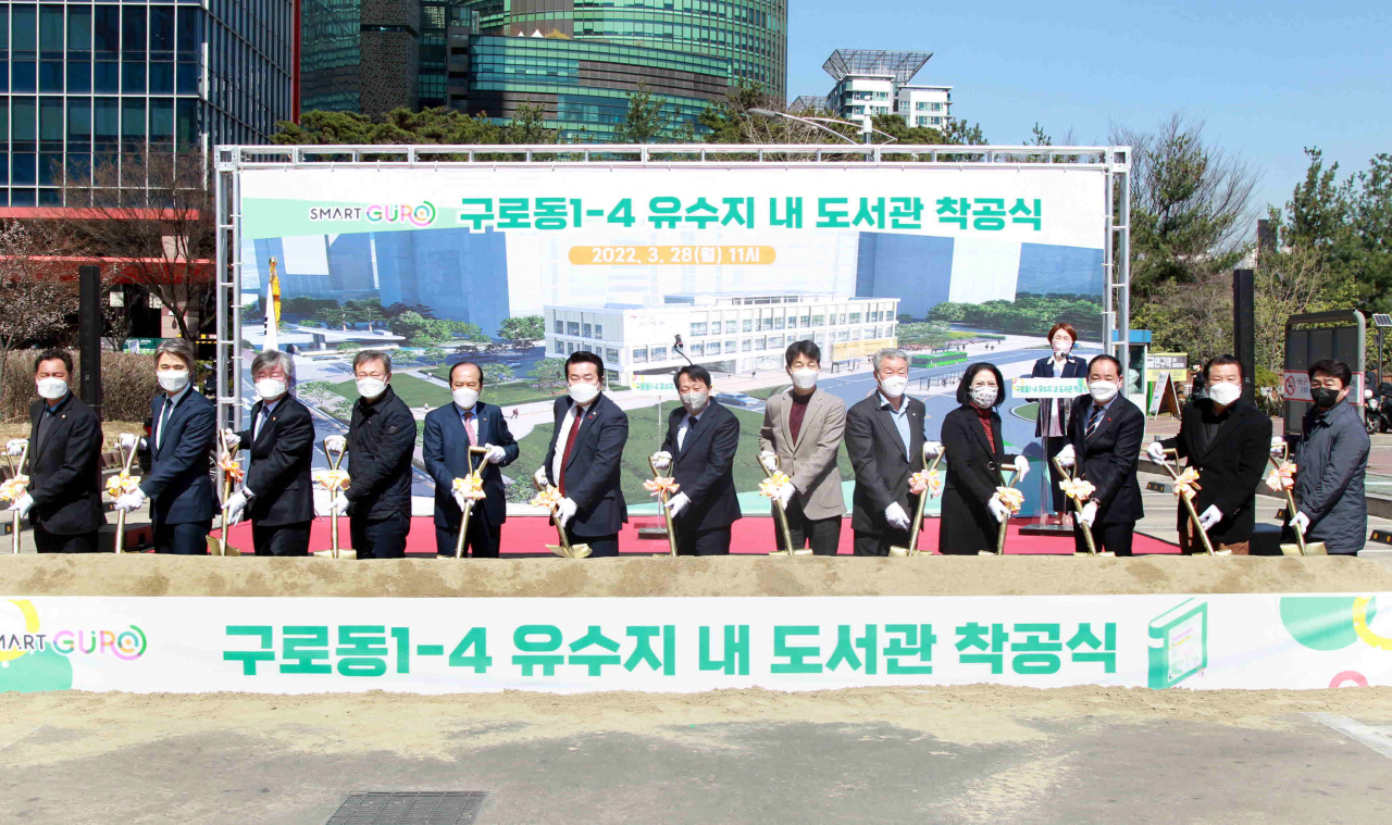 28일 신도림 테크노마트 공영주차장에서 공공도서관 착공식이 개최됐다.시삽식 가운데 이성 구청장. [구로구 제공]
