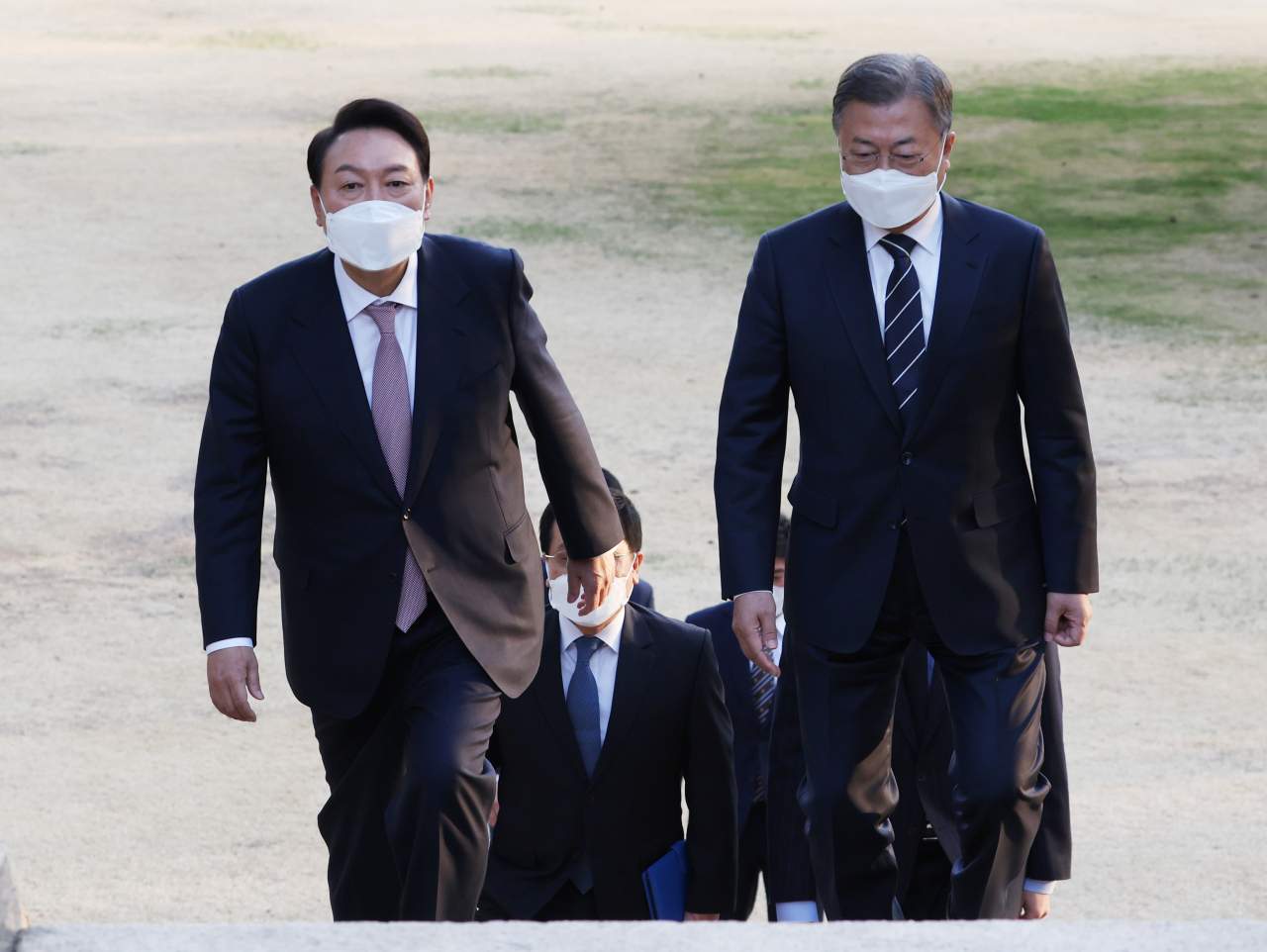 문재인 대통령과 윤석열 대통령 당선인이 지난 28일 오후 만찬 회동을 위해 청와대 상춘재로 향하며 대화하고 있다. [연합]