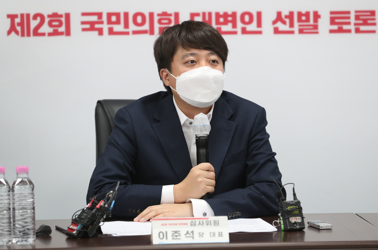 이준석 국민의힘 대표가 28일 오후 서울 영등포구 중앙당사에서 열린 국민의힘 대변인 선발 토론배틀 ‘2022 나는 국대다’ 압박 면접에서 인사말을 하고 있다. [연합]