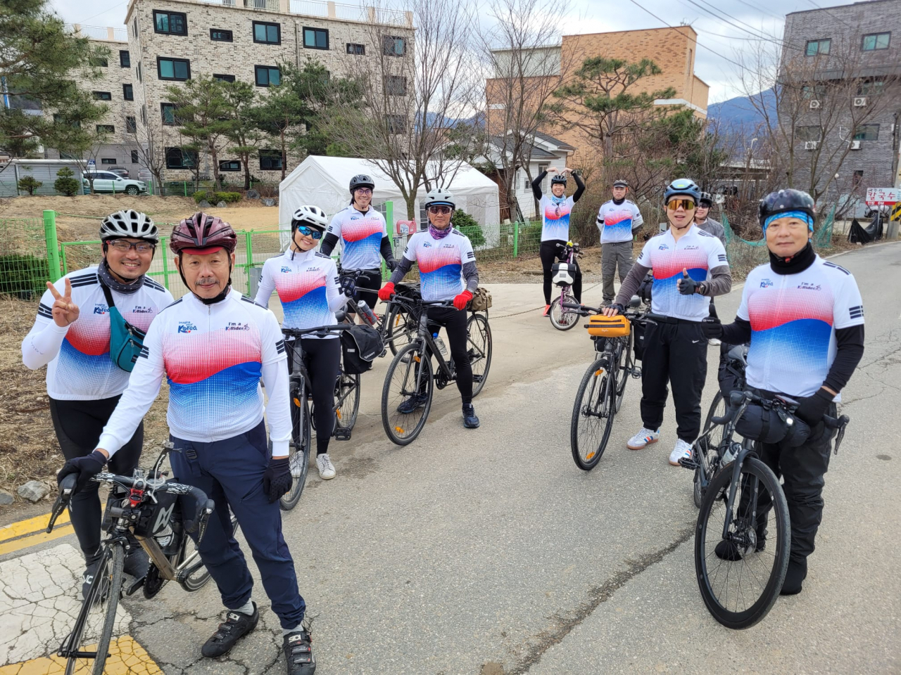 한국 국토 종주에 나서 한국인들과의 우정을 쌓고 있는 싱가포르 자전거동호회 회원들