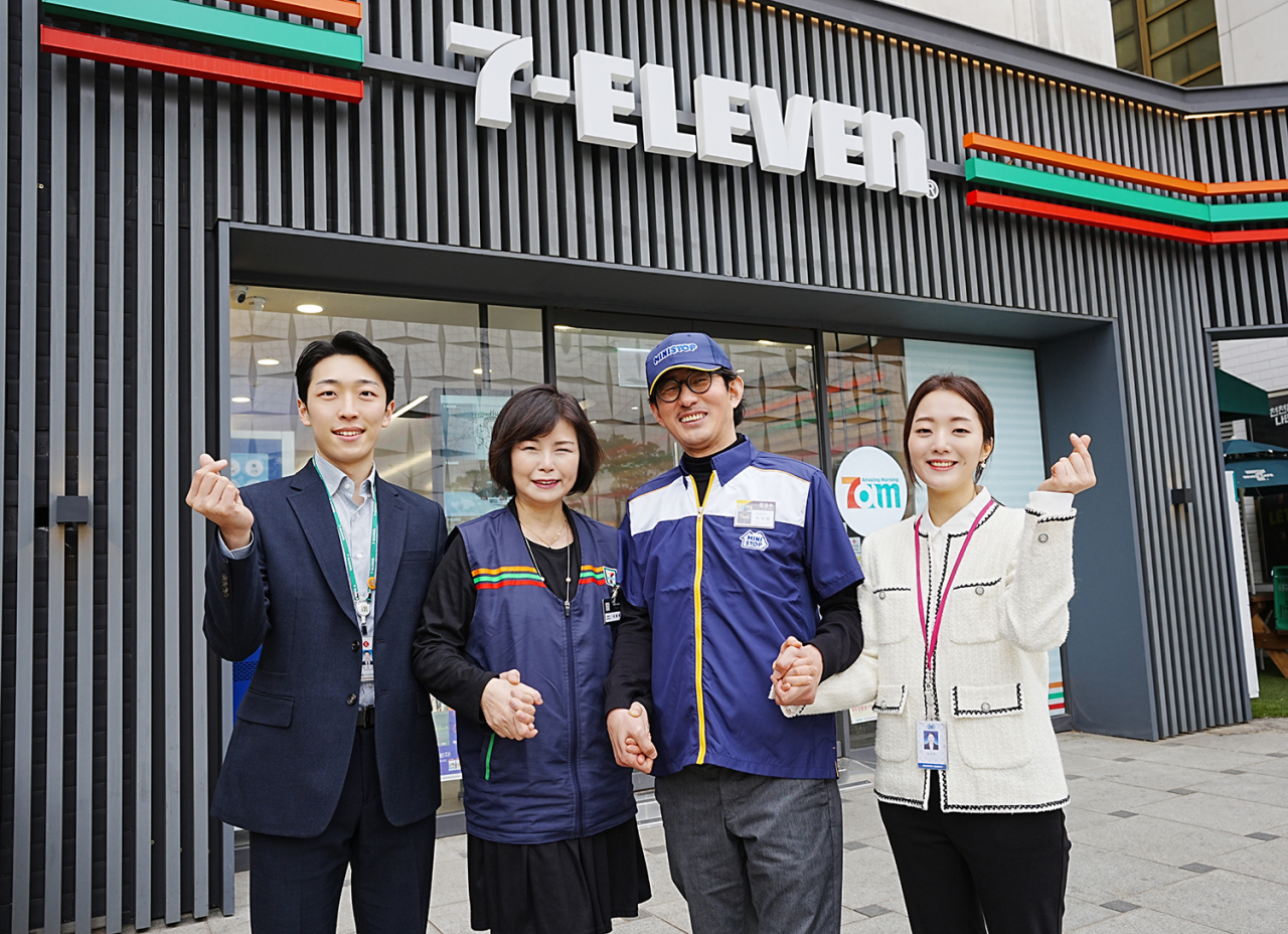 편의점 세븐일레븐과 미니스톱의 ‘원 팀, 원 드림(One Team, One Dream)’을 향한 통합 작업이 본격적으로 진행된다. 세븐일레븐과 미니스톱 양사 경영주 및 직원이 함께 손잡고 하나의 통합 브랜드로서의 화합을 다졌다.[세븐일레븐 제공]