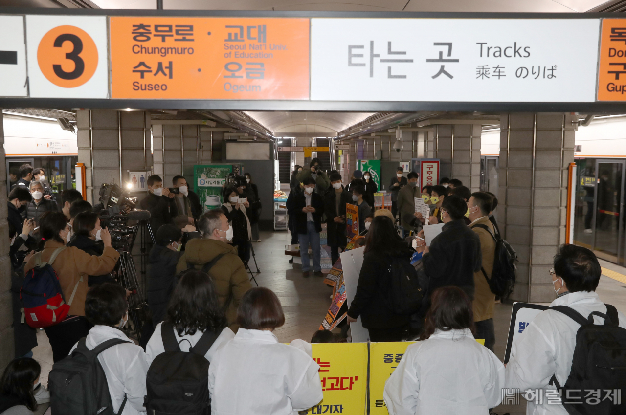 전국장애인차별철폐연대 소속 회원들이 29 오전 대통령직인수위와 면담이 진행되는 시각 서울 경복궁역 승강장에서 기자회견을 하고 있다. 박해묵 기자