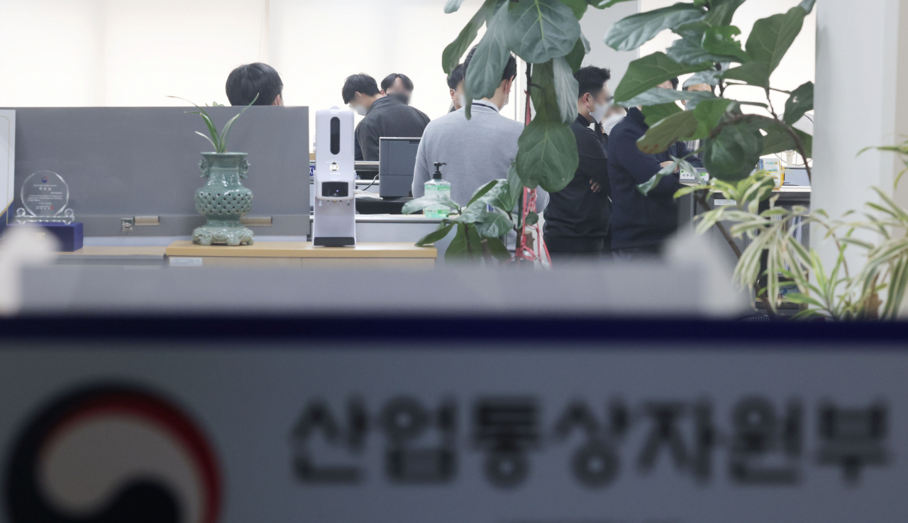 이른바 ‘산업부 블랙리스트 의혹’ 사건을 수사하는 검찰이 압수수색 영장을 집행한 지난 25일 정부세종청사 산업부 원전 관련 부서에서 관계자들이 분주하게 움직이고 있다. [연합]