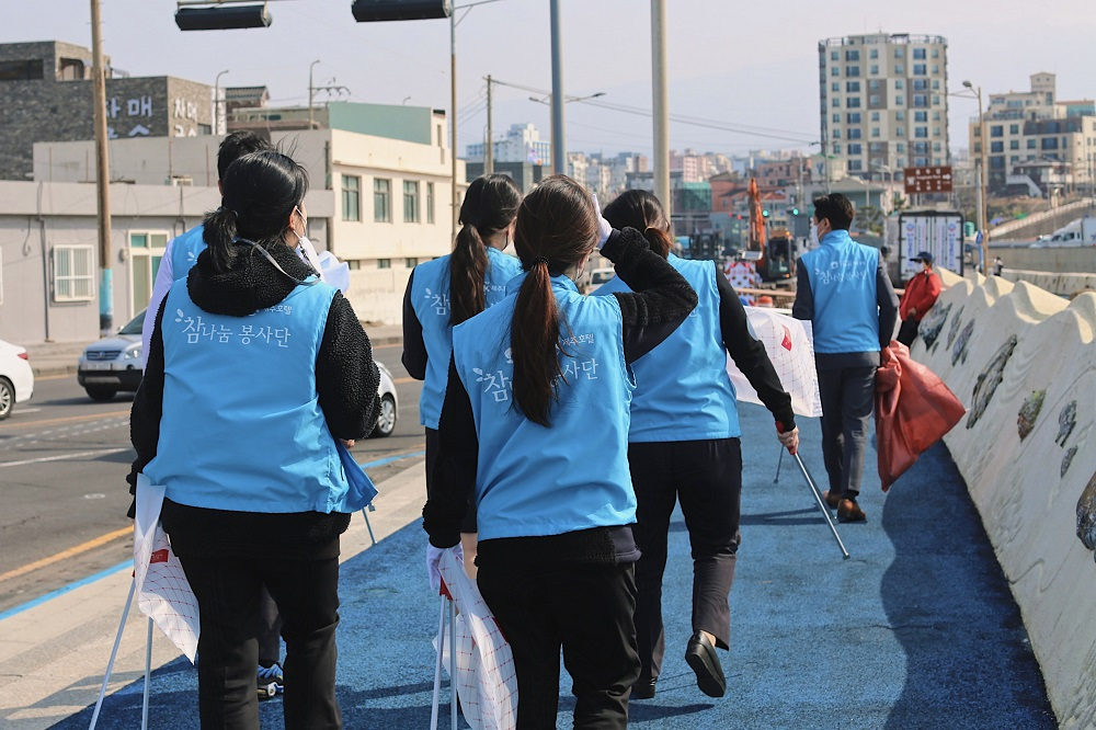 라마다프라자 호텔 임직원들로 구성된 참나눔봉사단이 제주 용두암 주변에서 플로깅 활동을 하고 있다.