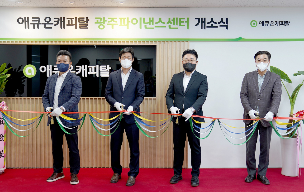 애큐온캐피탈이 호남 지역 서비스 강화를 위해 광주파이낸스센터를 29일 개소했다. 사진 왼쪽부터 백승규 Commercial금융부문장, 김석삼 광주금융센터장, 서동운 광주Retail센터장, 김희상 Retail금융부문장.[애큐온캐피탈 제공]