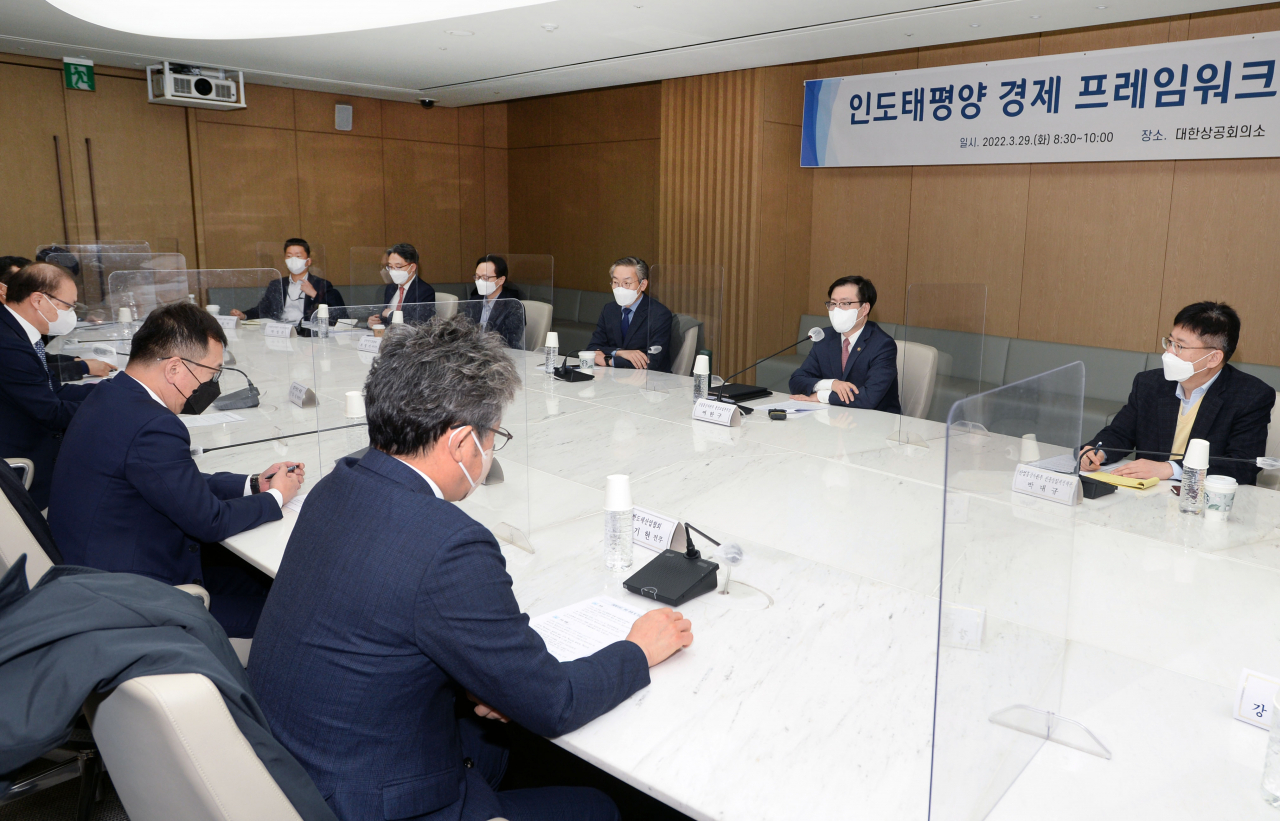 여한구(오른쪽 두번째) 산업통상자원부 통상교섭본부장이 29일 서울 중구 대한상공회의소에서 열린 인도·태평양 경제 프레임워크(IPEF) 민관 TF회의에서 모두발언을 하고 있다.[산업통상자원부 제공]