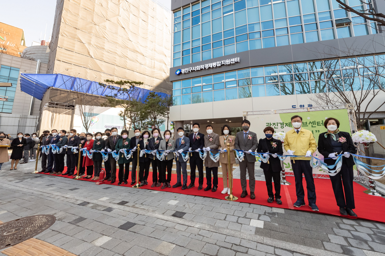 김선갑(오른쪽 두번째) 구청장을 비롯한 주요 내빈이 28일 ‘광진경제허브센터’ 개관식에서 테이프 커팅을 하고 있다. [광진구 제공]