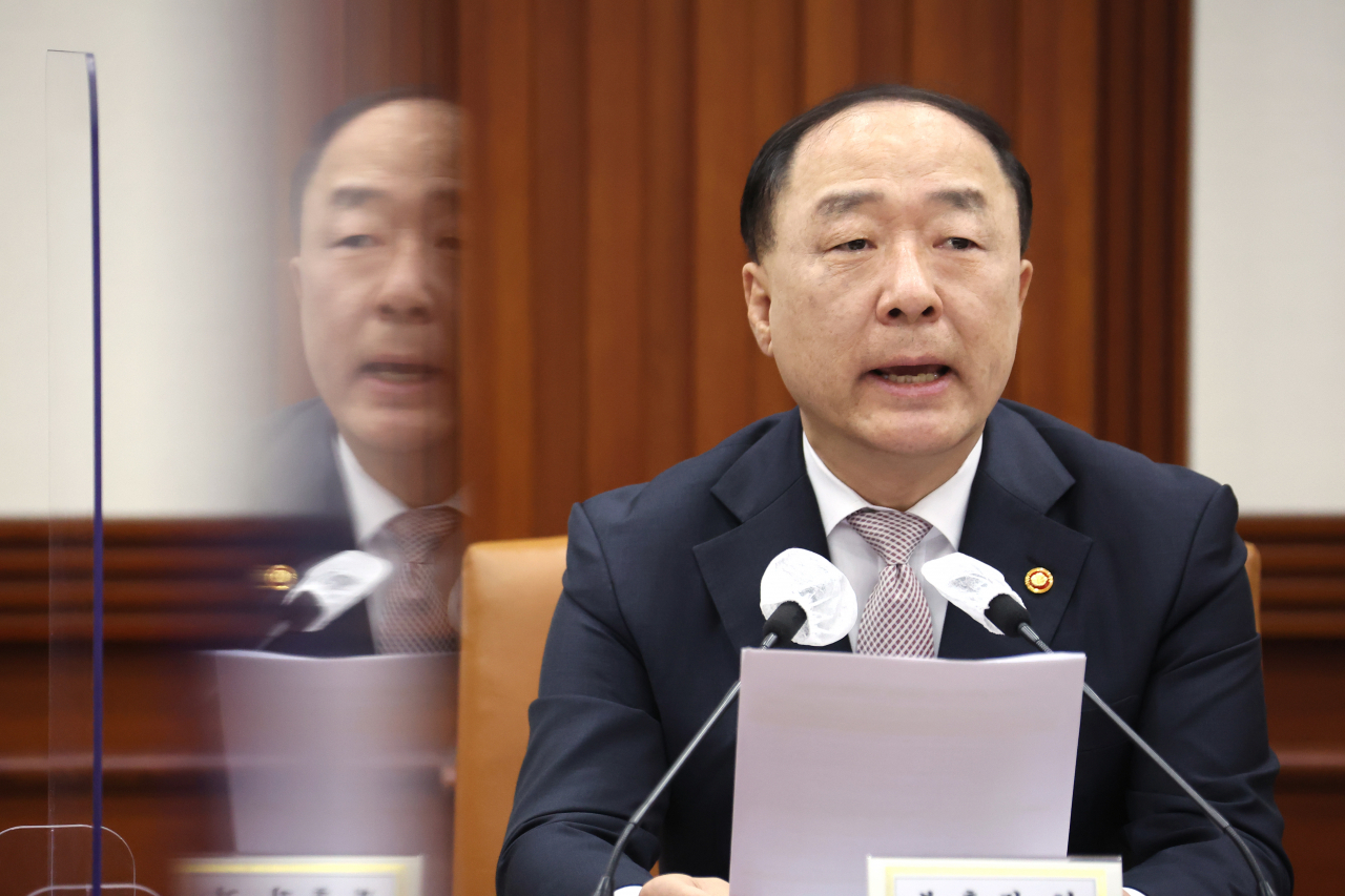 정부는 내년 재정을 경제활력과 민생안정에 중점 투자하면서도 나라살림의 부실화를 막기 위한 지출 구조조정과 재량지출 10% 감축 등 전면적 재정혁신을 추진키로 했다. 사진은 홍남기 부총리 겸 기획재정부 장관이 지난 25일 정부서울청사에서 제20차 혁신성장 BIG3 추진회의를 주재하는 모습. [연합]