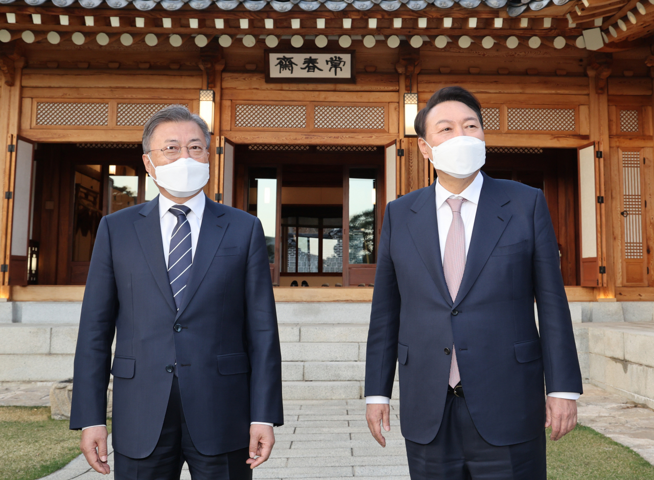 문재인 대통령과 윤석열 대통령 당선인이 가진 28일 오후 만찬 회동에서도 북한 ICBM 시험발사 등 안보문제는 비중 있게 다뤄졌다. 문 대통령과 윤 당선인이 청와대 상춘재로 이동중 대화를 나누고 있다. [연합]