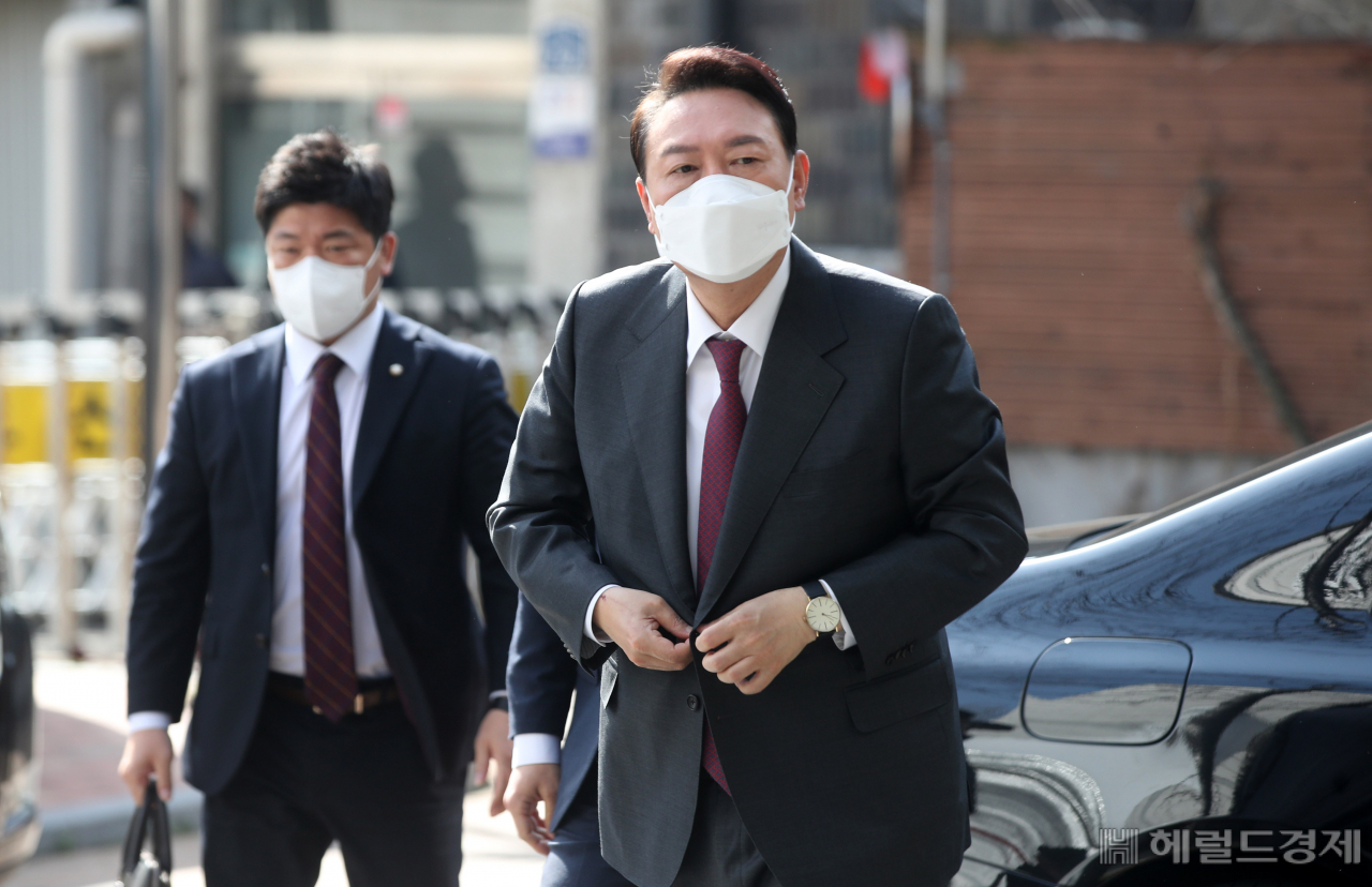윤석열 대통령 당선인이 29일 오전 서울 종로구 통의동에 위치한 대통령직인수위원회로 출근하고 있다. 박해묵 기자