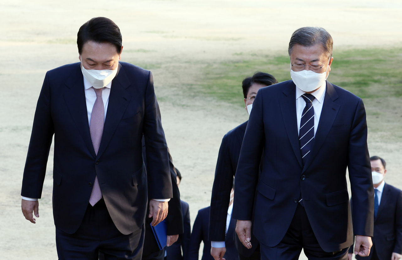 문재인 대통령과 윤석열 대통령 당선인이 28일 오후 만찬 회동을 위해 청와대 상춘재로 향하고 있다. [연합]