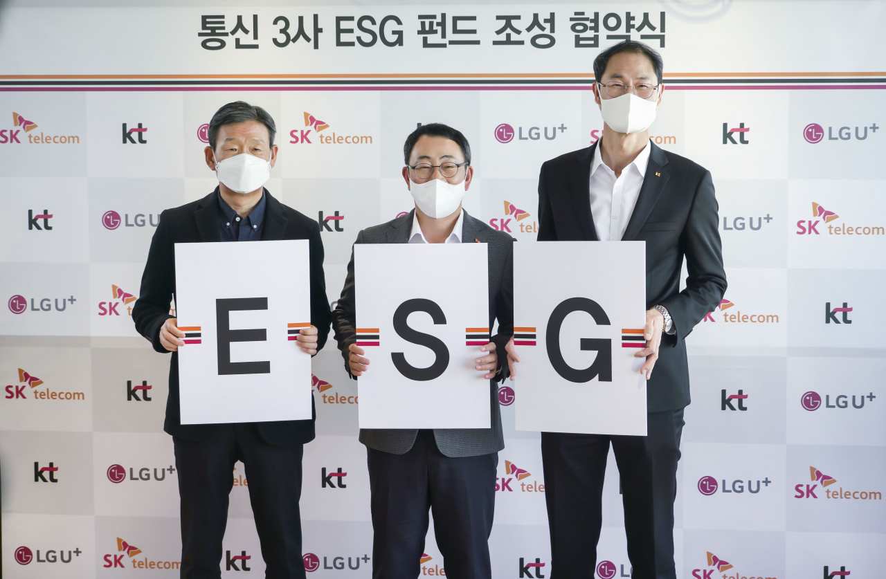 SKT 유영상 대표(사진 가운데), LG유플러스 황현식 대표(왼쪽), KT 박종욱 사장이 성수동 헤이그라운드에서 ‘통신3사 ESG펀드 조성 협약식’을 가졌다.[이통3사 공동제공]