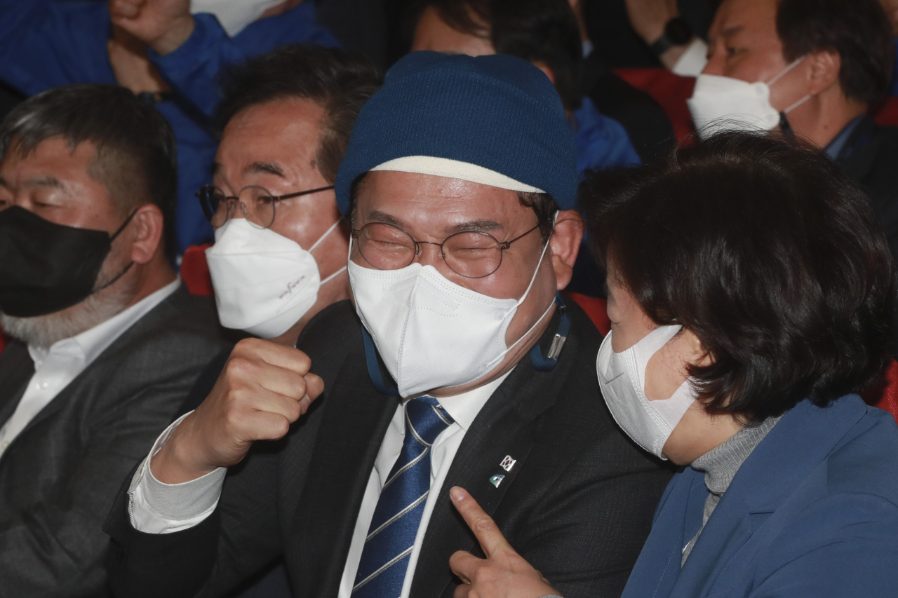 송영길 당시 더불어민주당 대표가 지난달 9일 오후 서울 여의도 국회 의원회관에 마련된 개표 상황실에서 출구조사 결과 발표를 지켜보며 주먹을 쥐어보이고 있다. [연합]