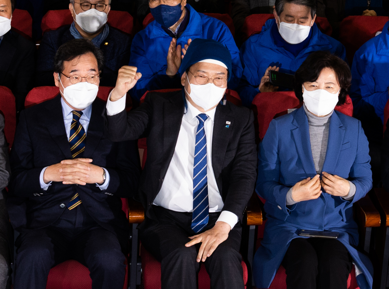제20대 대통령 선거 투표가 마감된 지난 9일 오후 서울 여의도 국회 의원회관에서 송영길 당시 더불어민주당 대표를 비롯한 지도부가 출구조사 결과를 보고 기뻐하고 있다. [연합]