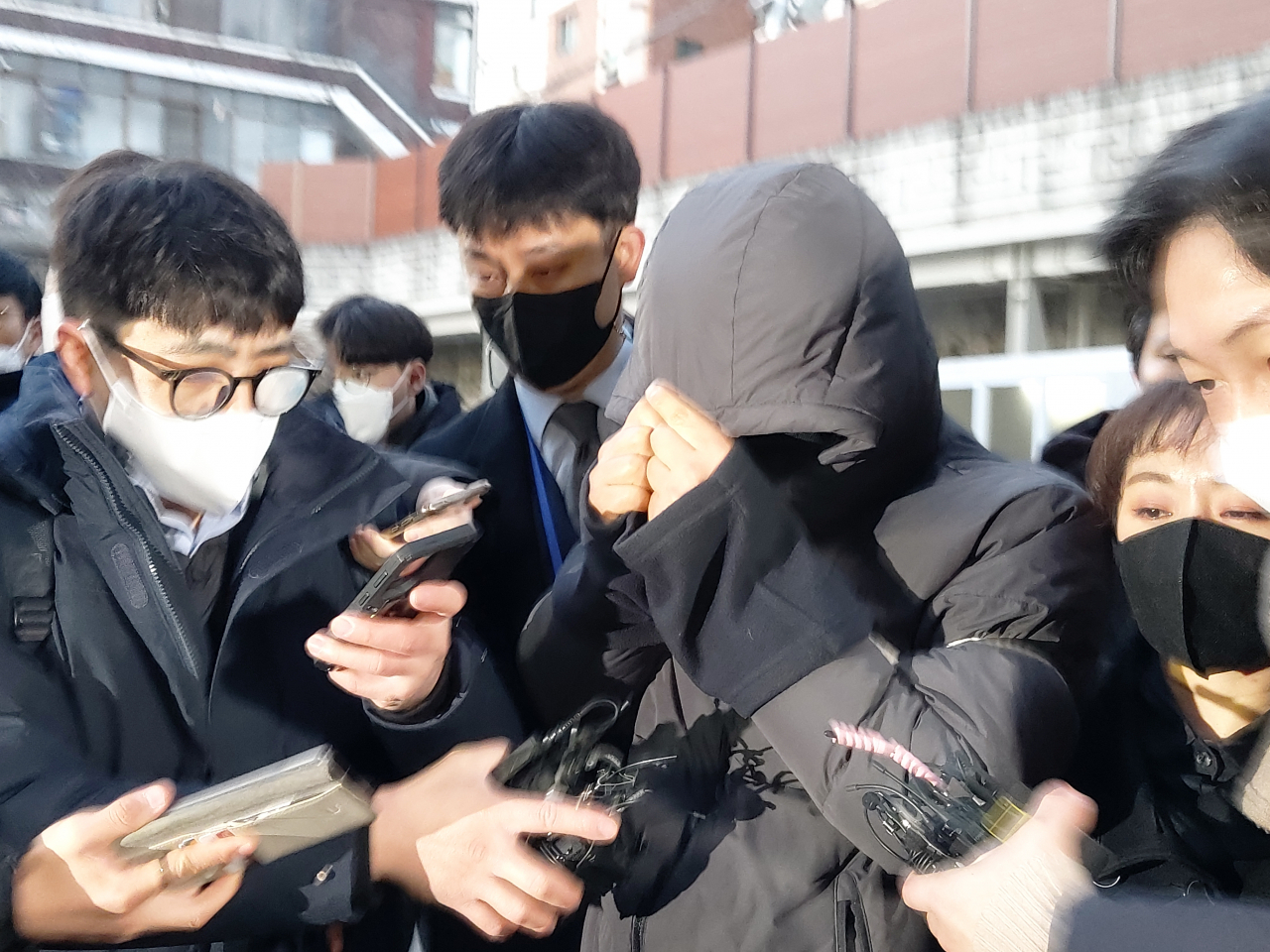 공금 115억원을 횡령한 혐의로 구속된 서울 강동구청 공무원 김모 씨가 지난달 3일 오전 서울 광진경찰서 유치장에서 나와 검찰로 송치되고 있다. 김희량 기자