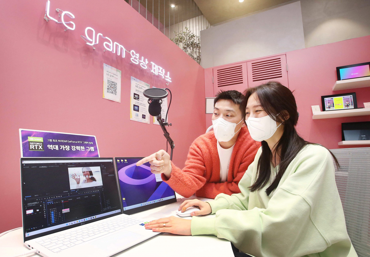 LG전자 모델들이 외장그래픽 카드 등을 탑재한 LG 그램 신제품을 체험하고 있다.[LG전자 제공]