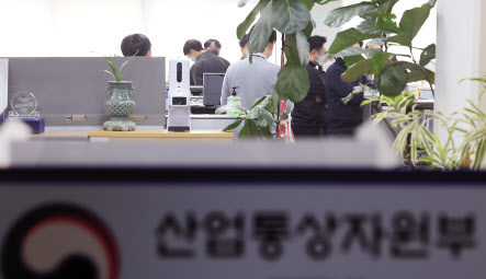 이른바 ‘산업부 블랙리스트 의혹’ 사건을 수사하는 검찰이 압수수색 영장을 집행한 지난 25일 정부세종청사 산업부 원전 관련 부서에서 관계자들이 분주하게 움직이고 있다. [연합]