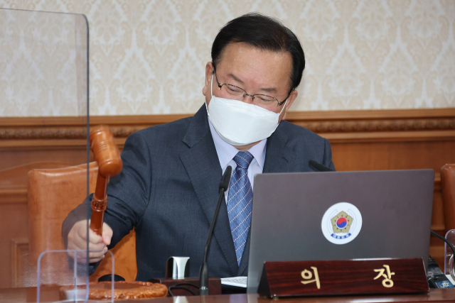 김부겸 국무총리가 29일 정부서울청사에서 열린 국무회의에서 의사봉을 두드리며 개회하고 있다. 정부는 이날 국무회의에서 내년 재정을 경제활력과 민생안정 등에 중점을 두어 투입하되 전면적 재정혁신을 통해 재정의 지속가능성을 높이는 데에도 중점을 두기로 했다. [연합]