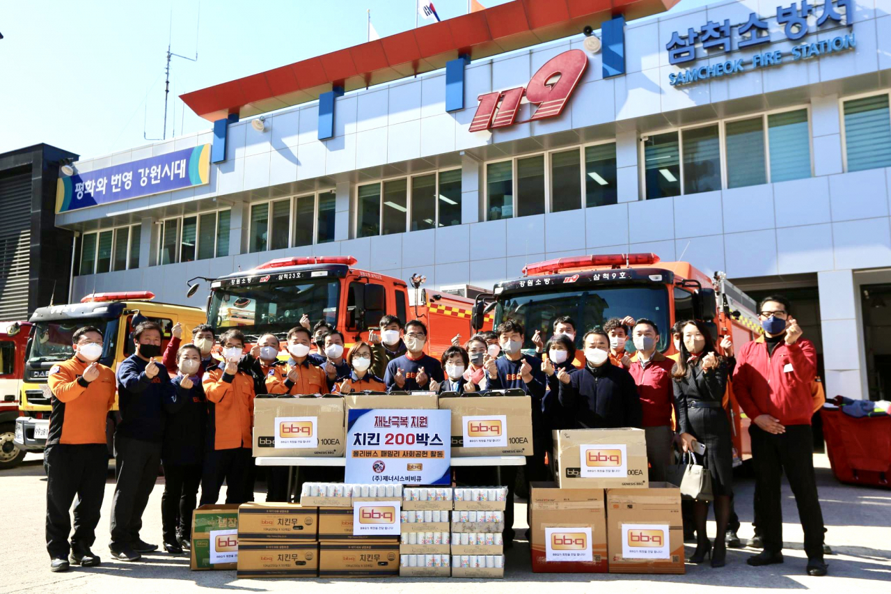 제너시스 비비큐(BBQ) 그룹이 지난 28일 강원도 삼척 시청을 방문해 산불 피해 이재민을 돕기 위해 본사와 패밀리가 모은 성금과 치킨을 전달했다. [제너시스 비비큐 제공]