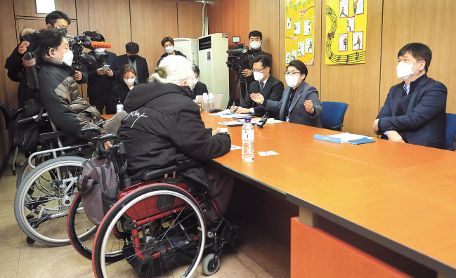 대통령직인수위원회 사회문화복지분과 임이자(오른쪽에서 두번째) 간사와 김도식 인수위원이 29일 오전 경복궁역 서울교통공사 경복궁영업사업소 회의실에서 장애인차별철폐연대 회원들과 면담을 하고 있다. 박해묵 기자
