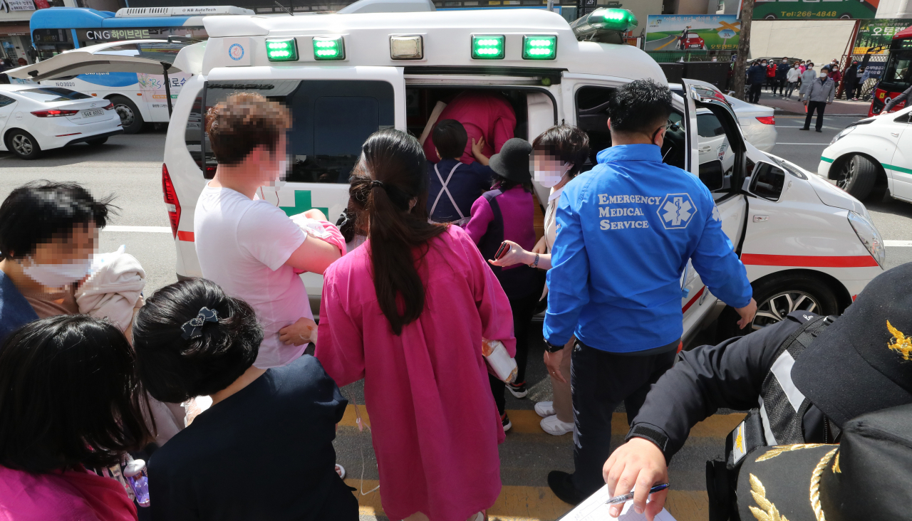 29일 오전 충북 청주시 서원구의 한 산부인과 의원 건물에 불이 나 임산부들이 대피하고 있다. [연합]