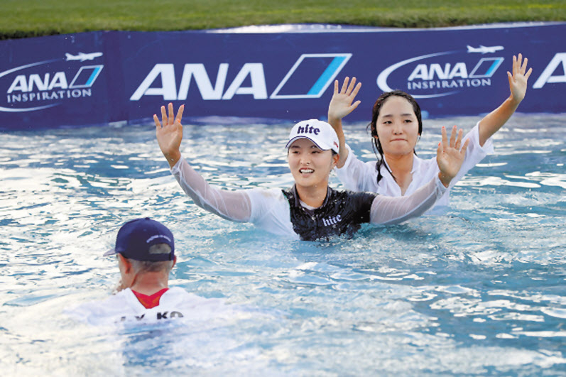 고진영(가운데)이 2019년 ANA 인스퍼레이션에서 우승한 후 호수 세리머니를 펼치는 모습. [게티이미지]