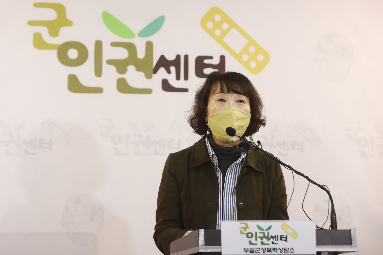 김숙경 군인권센터 부설 군성폭력상담소장이 29일 오전 서울 마포구 군인권센터에서 열린 기자회견에서 성추행 피해자를 조직적으로 괴롭히다 역고소까지 한 해군 사건 관련 내용을 밝히고 있다. [연합]