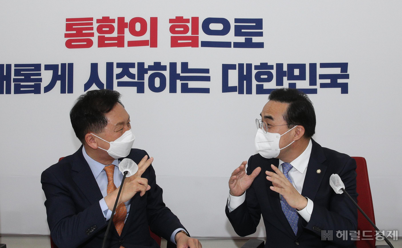 박홍근 신임 더불어민주당 원내대표(오른쪽)가 29일 오후 국회에서 김기현 국민의힘 원내대표를 예방 인사를 나누고 있다 이상섭 기자