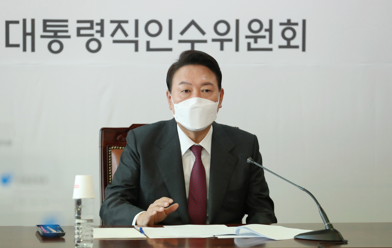 윤석열 대통령 당선인이 29일 서울 종로구 통의동 금융감독원 연수원에 마련된 제20대 대통령직인수위원회에서 열린 간사단 회의에서 발언하고 있다. [연합]