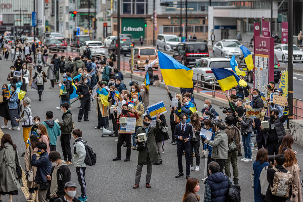 지난 26일 일본 도쿄에 있는 신주쿠역 앞에서 우크라이나 지지 시위대가 집회를 열고 있다. [게티이미지]