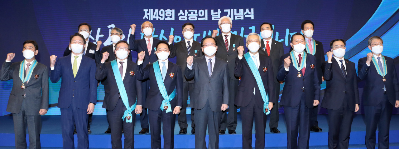 왼쪽 아랫줄부터 (시계 반대방향으로) 김견 기아 부사장, 최태원 대한상의 회장, 이상율 천보 대표이사, 최윤호 삼성SDI 대표이사, 김부겸 국무총리, 고석태 케이씨 회장, 황각규 롯데지주 상근고문, 문승욱 산업통상부 장관, 양원준 포스코 부사장, 변대수 태영인더스트리 사장, 황종석 강원철강 대표이사, 노향선 나우코스 대표이사, 이강훈 한국유리공업 부사장, 구자웅 포스텍전자 대표이사, 박기출 삼영잉크페인트제조 사장, 오영식 국무총리 비서실장 등 총 16인이 기념 촬영하고 있다 [대한상의 제공]