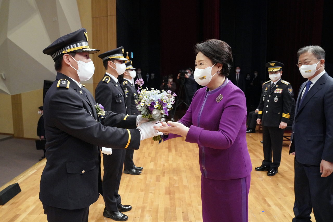 김정숙 여사가 지난 17일 오후 충남 아산 경찰대학에서 열린 2022년 신임경찰 경위·경감 임용식에서 임용자 대표에게 꽃다발을 전달하고 있다. [연합]