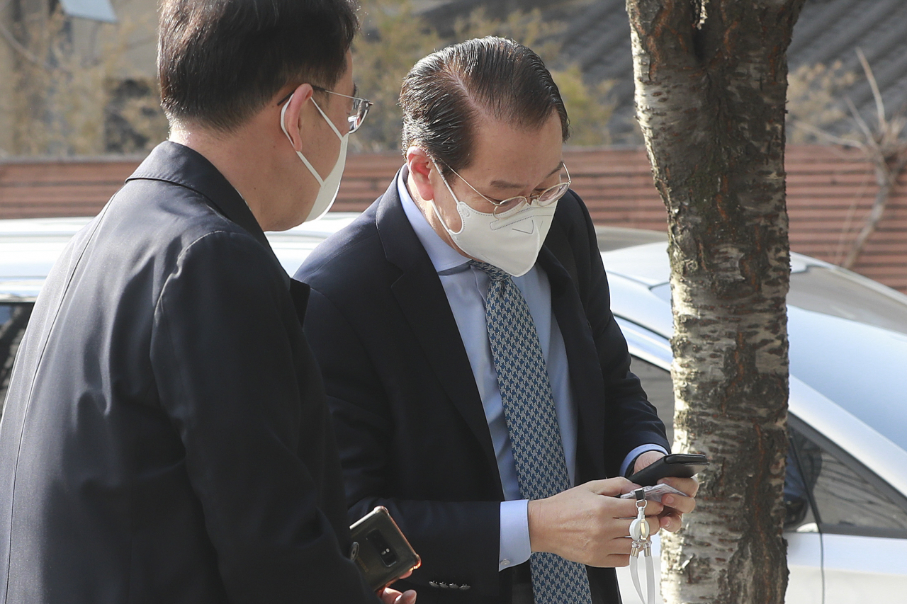 권영세 대통령직인수위원회 부위원장은 29일 국민의힘 원내대표 경선에 참여하지 않겠다는 뜻을 밝혔다. 권 부위원장이 이날 오전 서울 종로구 통의동 금감원 연수원에 마련된 인수위에 들어서고 있다. [헤럴드경제=박해묵 기자]