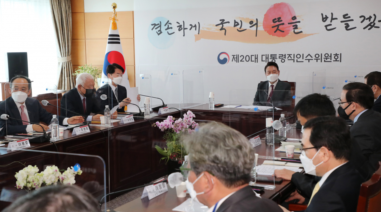 대통령직인수위원회는 29일 일부 언론이 반도체 시설 투자 세액공제 비율을 끌어올리는 방안을 추진중이라고 보도한 것과 관련 아직 확정되지 않았다는 입장을 밝혔다. 윤석열 대통령 당선인이 이날 서울 종로구 통의동 인수위에서 열린 2차 간사단 회의에 참석해 위원들의 발언을 경청하고 있다. [헤럴드경제=박해묵 기자]