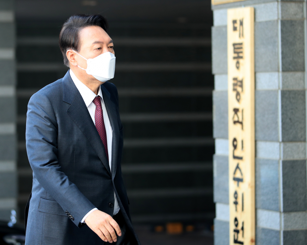 윤석열 대통령 당선인이 29일 오후 외부 일정을 마친 뒤 서울시 종로구 통의동 금감원 연수원에 마련된 제20대 대통령직인수위원회 집무실로 들어가고 있다. [헤럴드경제=박해묵 기자]