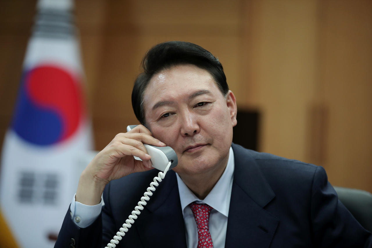 윤석열 대통령 당선인은 29일 오후 볼로디미르 젤렌스키 우크라이나 대통령과 전화통화를 가졌다. 자료사진. [연합]