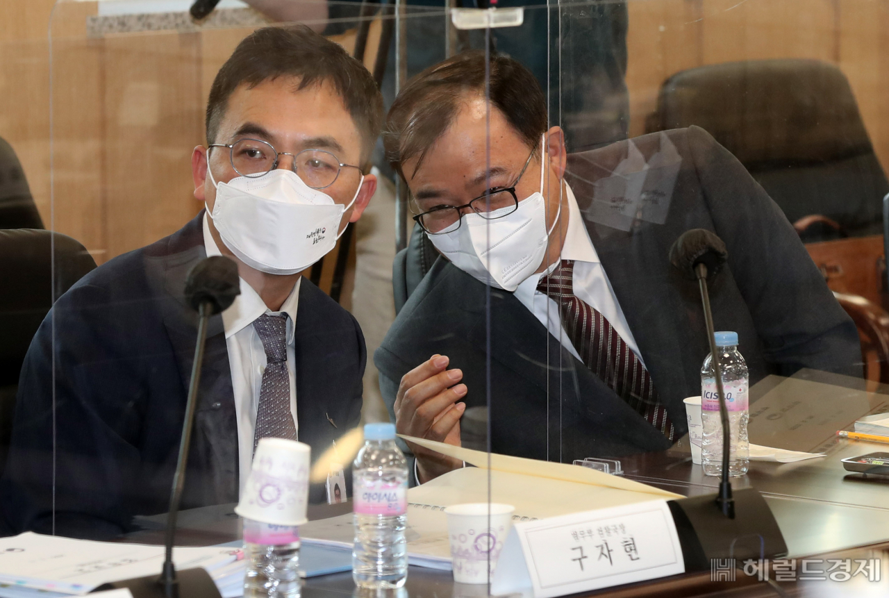 주영환 법무부 기조실장(오른쪽)이 29일 서울 삼청동 인수위 사무실에서 업무보고를 하기 위해 대기하며 구자현 검찰국장(왼쪽)과 대화하고 있다. 박해묵 기자
