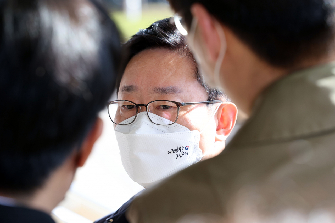 박범계 법무부 장관이 지난 28일 오전 경기도 정부과천청사 법무부로 출근하며 취재진 질문에 답하고 있다. [연합]