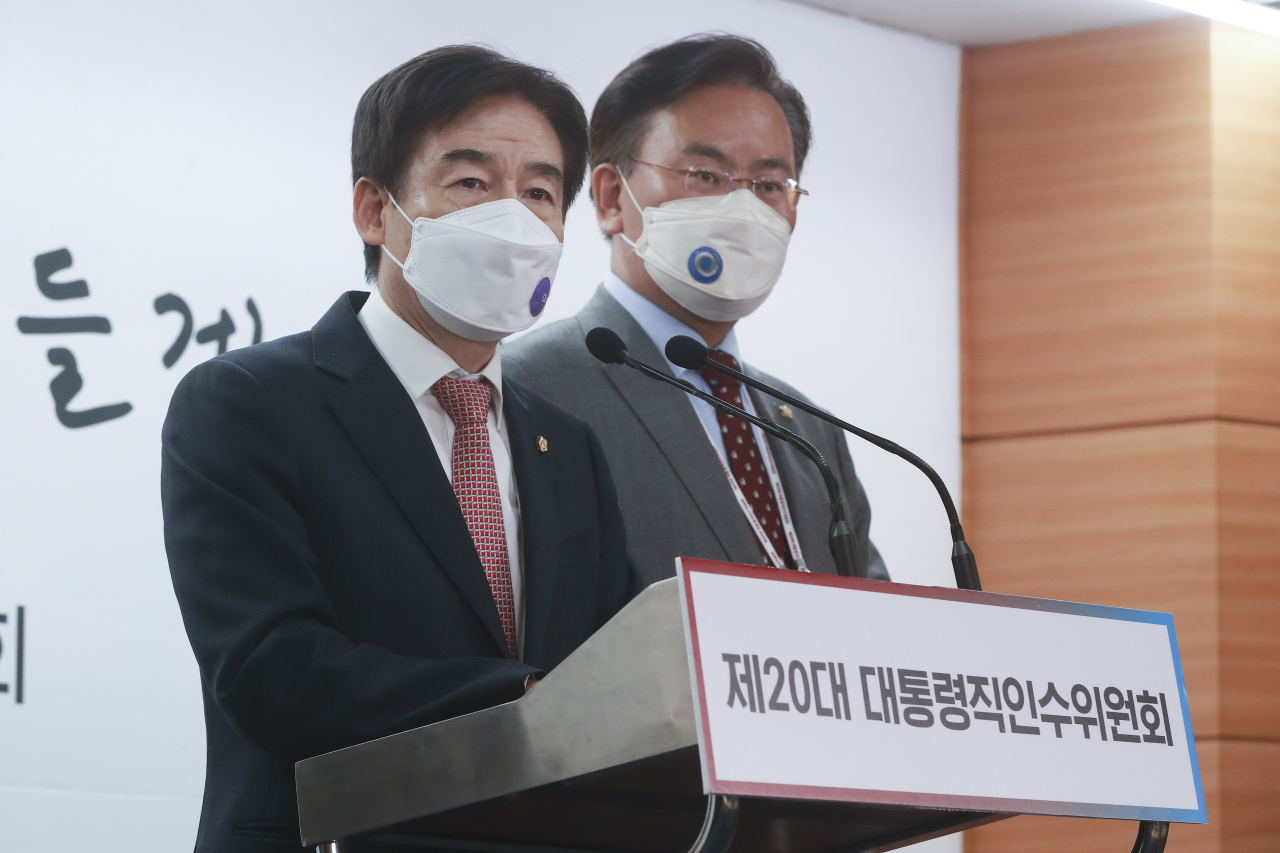 이용호 20대 대통령직인수위원회 정부사법행정분과 간사(왼쪽)와 유상범 인수위원이 29일 오후 서울 종로구 통의동 대통령직인수위원회에서 법무부 업무보고에 관한 현안 브리핑을 하고 있다. [연합]