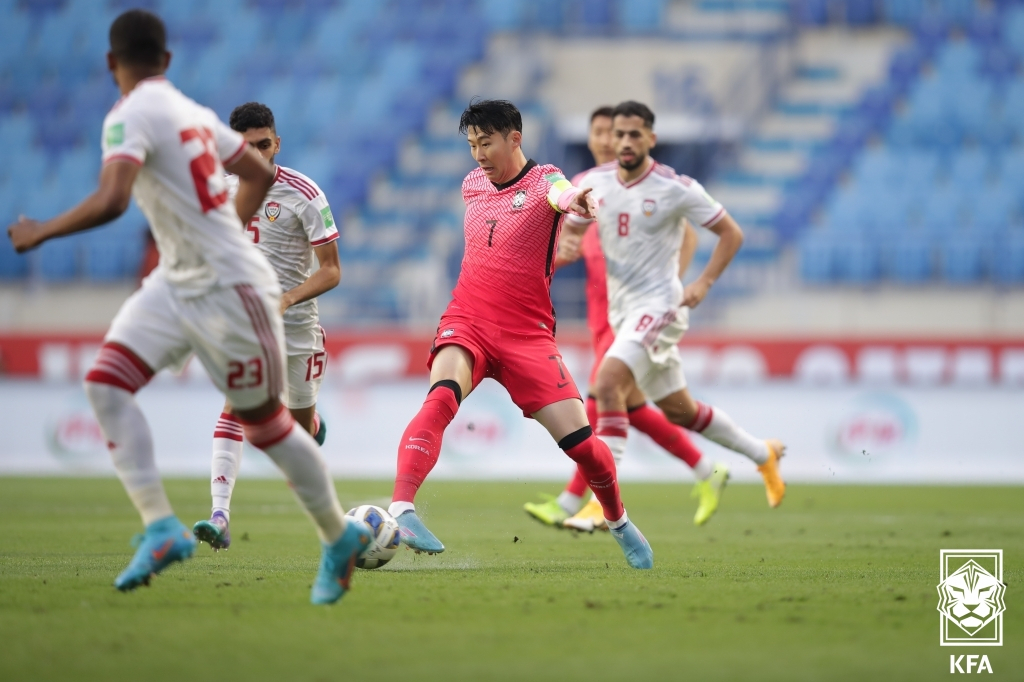 손흥민(가운데)이 UAE 수비진을 헤치며 드리블하고 있다.[대한축구협회 제공]