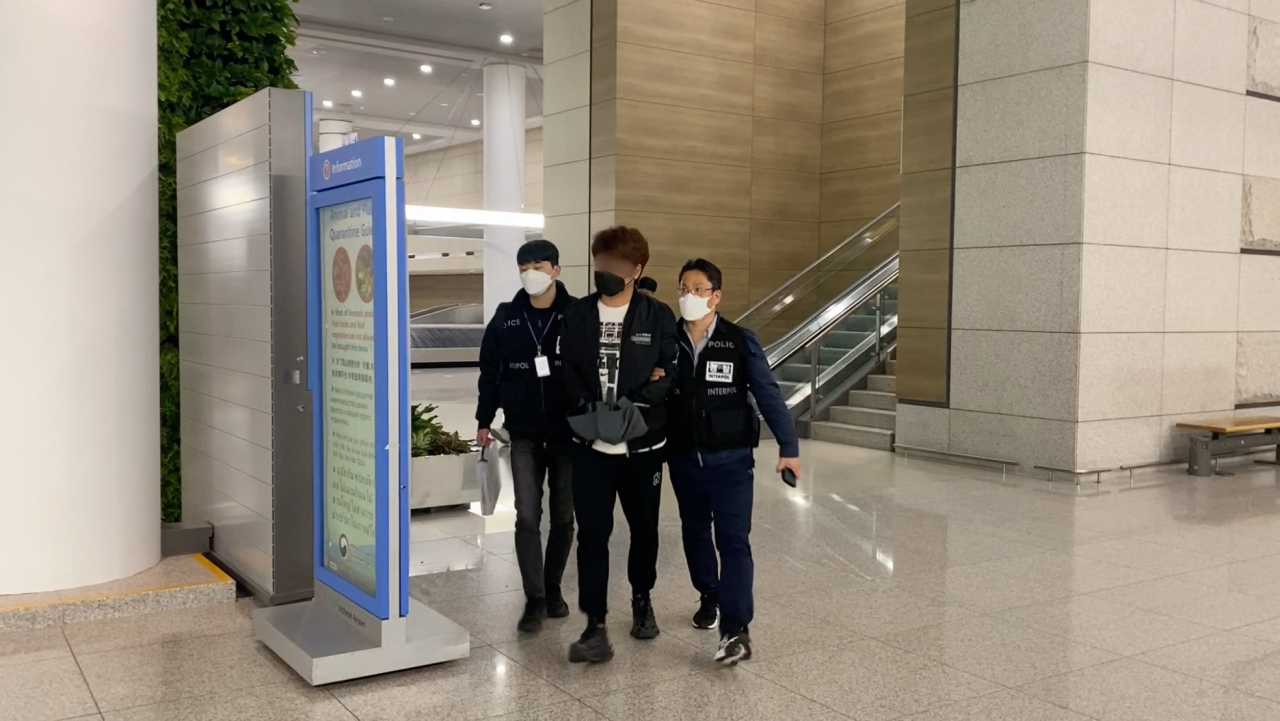 경찰청은 베트남 공안과 국제공조를 통해 온라인 중고물품 거래 사기를 벌인 범죄조직의 총책 2명을 검거해 국내로 송환했다고 30일 밝혔다. 이날 새벽 피의자들이 인천국제공항을 통해 들어오는 모습. [경찰청 제공]