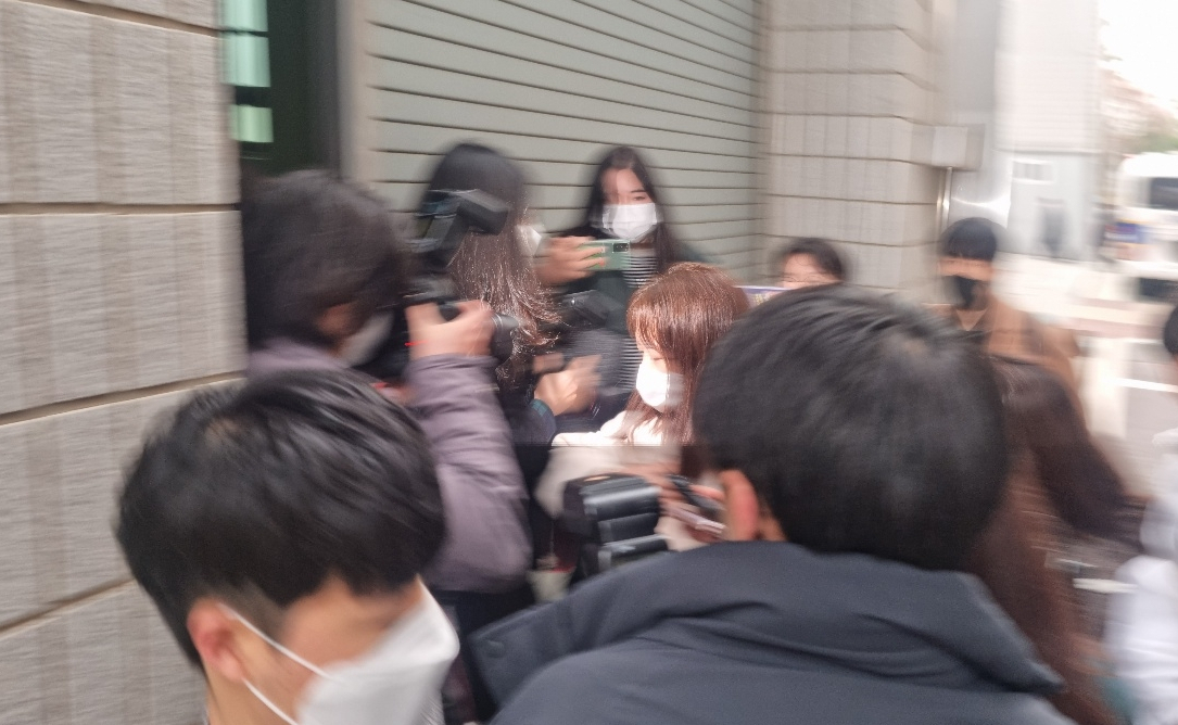술에 취해 서울 지하철 9호선에서 60대 남성을 휴대폰으로 때린 20대 여성 A씨가 30일 검찰에 송치됐다. 이날 오전 서울남부지검에 도착한 A씨는 취재진의 질문에 일절 답하지 않았다. 김빛나 기자