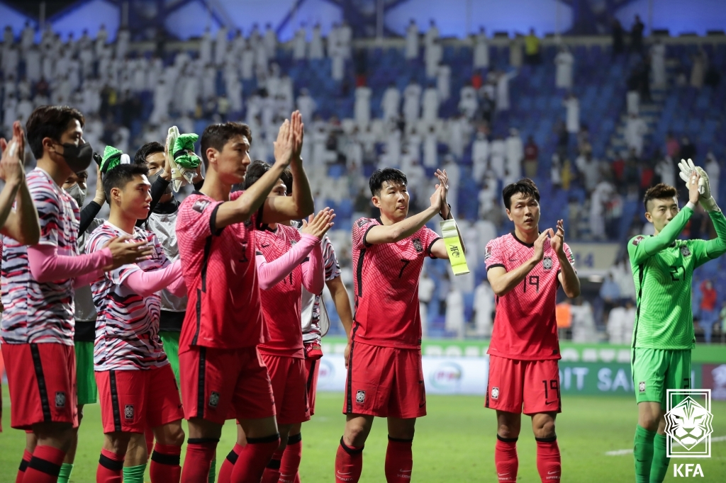 한국 축구 대표팀 선수들이 아랍에미리트(UAE)와 월드컵 최종예선서 0-1로 패한 뒤 관중석의 응원단을 향해 인사하고 있다. [대한축구협회 제공]
